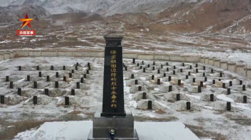 這個敬禮看哭了!父親失去雙手雙腿,女兒幫他祭奠犧牲戰友 這個敬禮看哭了!父親失去雙手雙腿,女兒幫他祭奠犧牲戰友