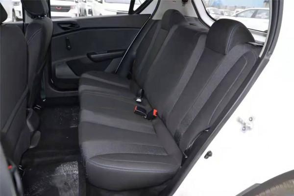 寶駿310：搭載1.2L+5擋手動變速箱，外觀大氣，適合家用代步