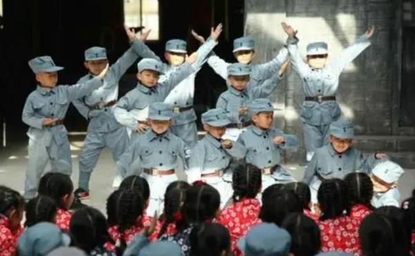 一戰殲敵1000人，中央下令抬進人民大會堂，這位101歲老人做了啥