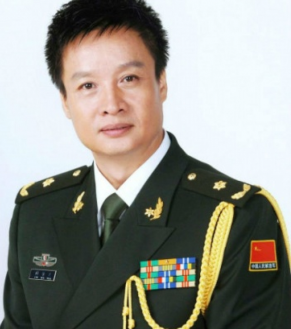 這10位男演員才叫始終如一，沒有緋聞，各個都是不忘初心的好丈夫