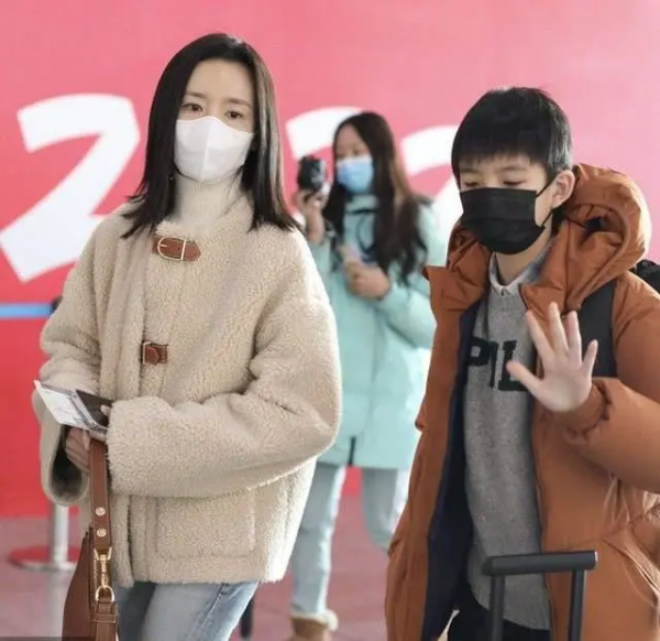 41歲董潔顏值回春！穿粉色衛衣驚豔亮相變少女，素顏狀態更開掛