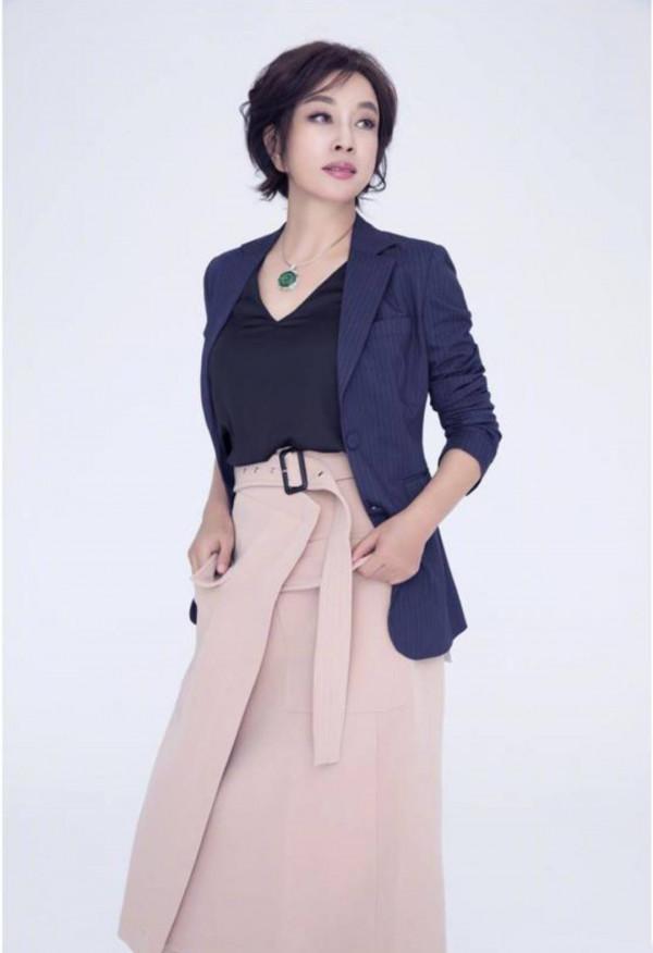 劉曉慶終於穿對了!穿一身絲絨長裙配波波頭,優雅貴氣還不顯老 劉曉慶終於穿對了!穿一身絲絨長裙配波波頭,優雅貴氣還不顯老