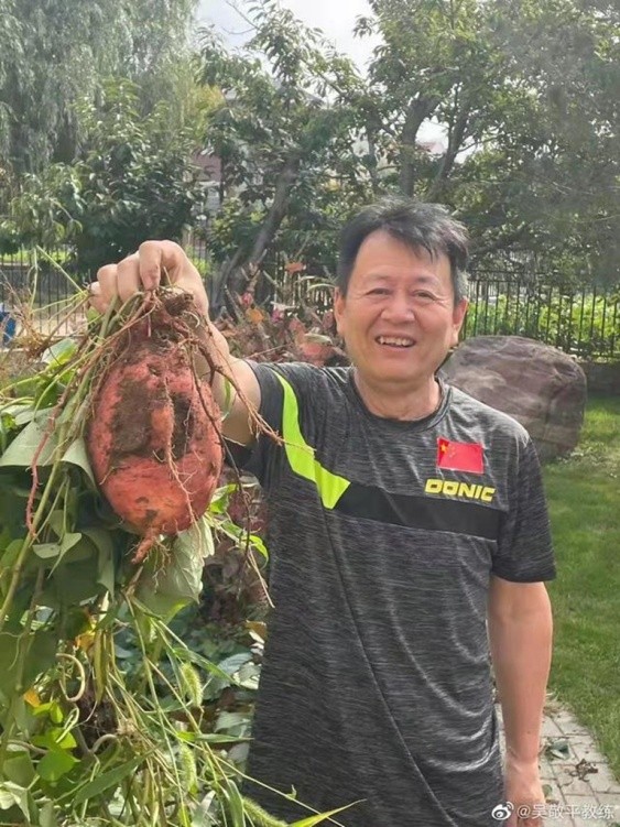 樊振東恩師退休後生活愜意:海南種地當農民,攜寵物開房車自駕遊 樊振東恩師退休後生活愜意:海南種地當農民,攜寵物開房車自駕遊