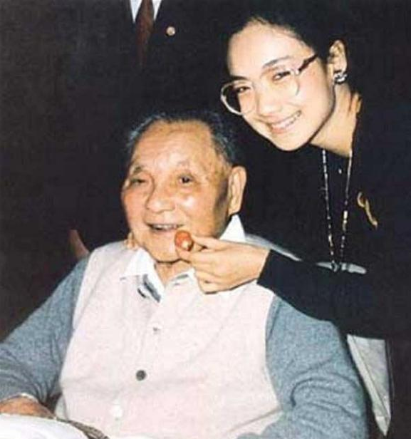 鄧小平退休後享天倫之樂，臨終前4天家人致信中央，提出五個要求