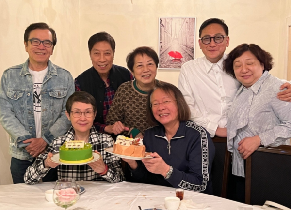 姜大衛為愛妻慶73歲生日，連續2次親吻妻子臉頰，結婚47年仍恩愛