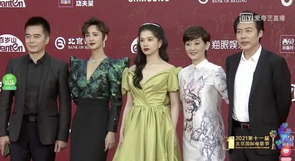 北京電影節紅毯:鞏俐一女拖四男,梅婷胸前掛月餅,周冬雨顯老氣 北京電影節紅毯:鞏俐一女拖四男,梅婷胸前掛月餅,周冬雨顯老氣