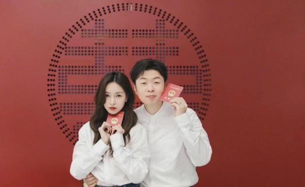杜海濤結婚後成大贏家！身材暴瘦變帥哥，穿白襯衣拍結婚照大變樣