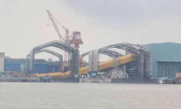 2018年,印度的龍門吊把護衛艦壓壞了,為什麼會這樣? 2018年,印度的龍門吊把護衛艦壓壞了,為什麼會這樣?