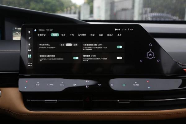 2.0T配愛信8AT，高顏值SUV，長安UNI-K，指導價14.59-18.49萬