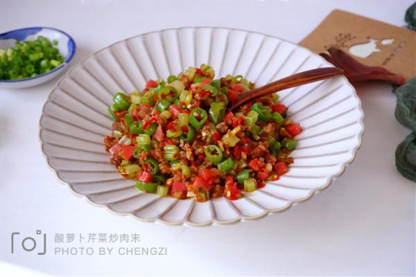 4種食材巧搭配，切碎簡單一炒，比大魚大肉饞人，拌米飯能吃兩碗