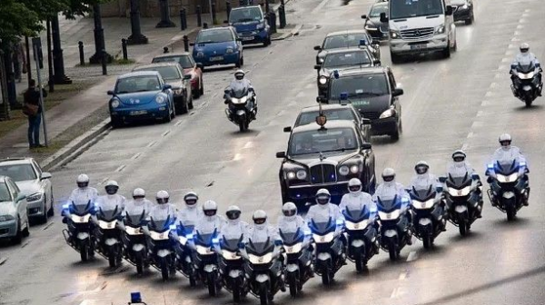 95歲英女王開路虎，卻沒有駕照，汶萊國王身家700億有7000輛豪車