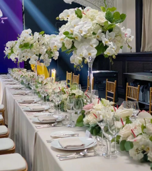 40歲田樸珺穿高定致敬白衣天使,舉辦奢侈晚宴,好友王琳也去捧場 40歲田樸珺穿高定致敬白衣天使,舉辦奢侈晚宴,好友王琳也去捧場