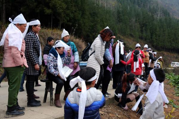 民間故事：屠夫五十二歲去世，伸出兩根手指，讀懂的兒媳自救一命