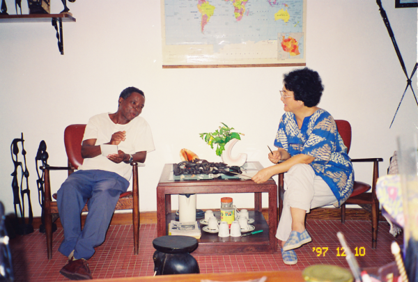 她是開國中將之女，辭去公職，與丈夫在非洲創業，獲中外兩國表彰！