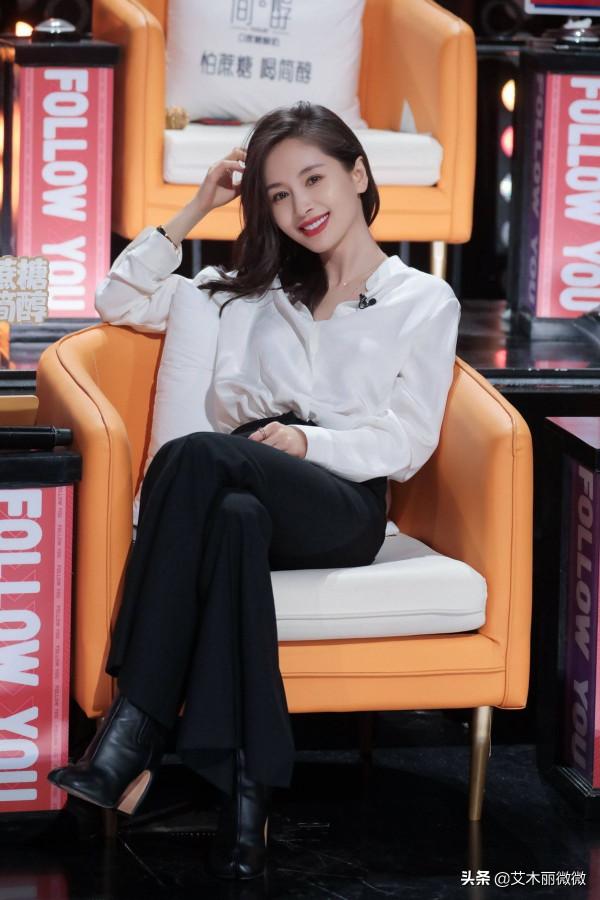 王子文太會穿了吧,穿白西裝配齊肩直髮好霸氣,159穿出180的氣場 王子文太會穿了吧,穿白西裝配齊肩直髮好霸氣,159穿出180的氣場