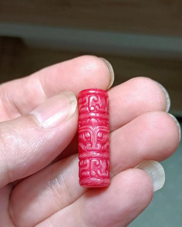 傳說中的硃砂沁,獸面紋玉勒子 傳說中的硃砂沁,獸面紋玉勒子