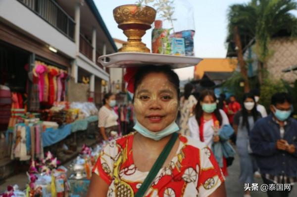 週末假期 泰國北碧府孟族木橋景點旅遊氛圍熱鬧