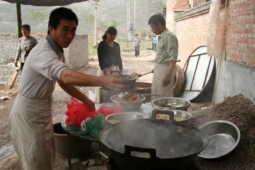 農村流動廚房被叫停，全國範圍內大規模嚴查，相關人員需持證上崗