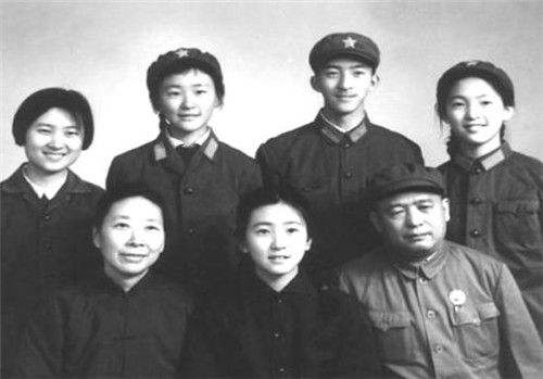 他在長征中失去一臂，開國被授予中將，後來官至副國級，兒子少將