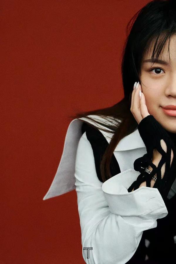 冠軍楊倩厲害了！跟超模呂燕合體拍大片一點不輸，穿一身黑好高階