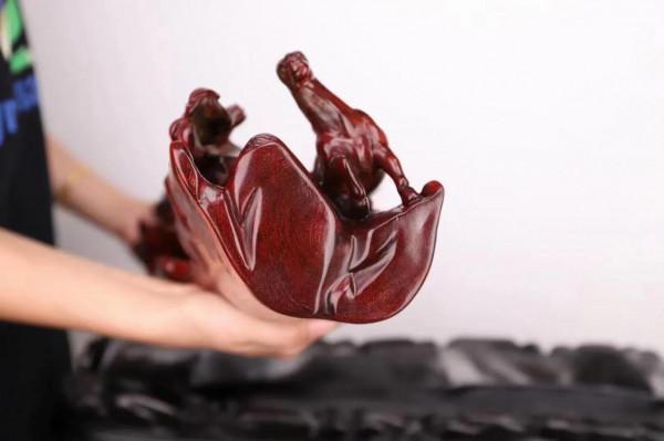 紫檀一木雕八駿騰飛！好漂亮的手工雕刻作品！如此手藝，誰不愛？