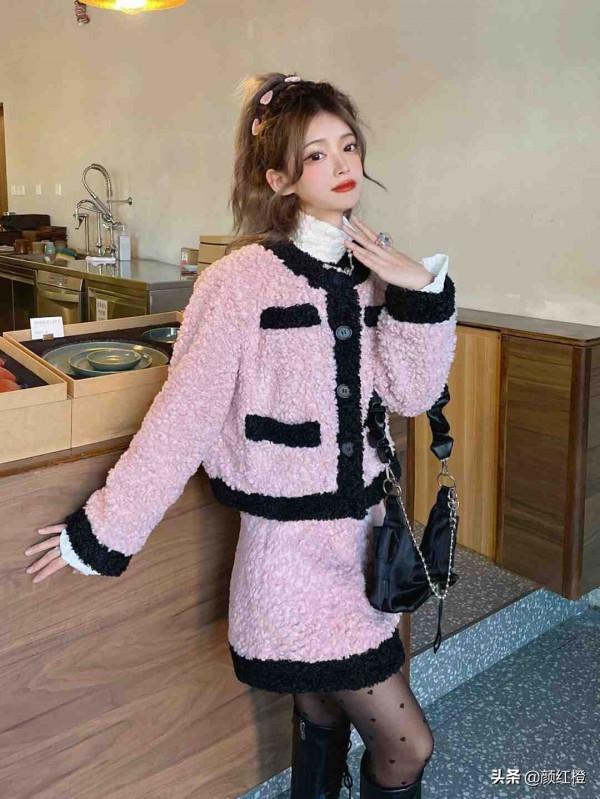 今年冬天穿衣流行“黑+粉”，酷炫瀟灑又不失溫柔感，誰穿誰美