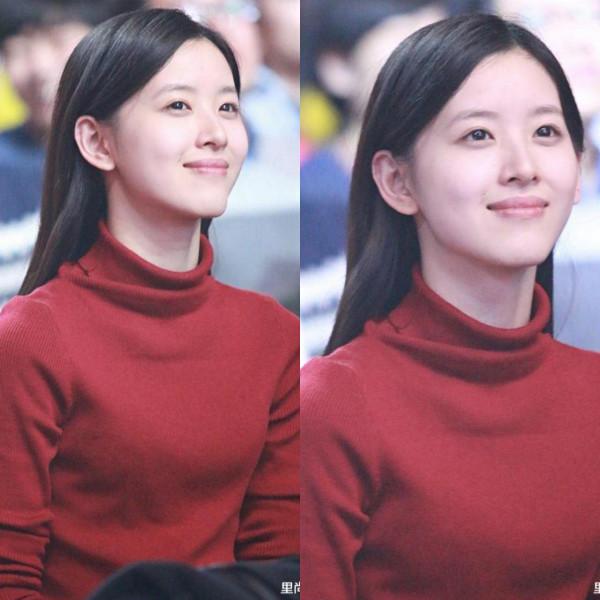 章澤天5歲女兒近照曝光，穿紅裙扎小辮個子真高，母女被認成姐妹