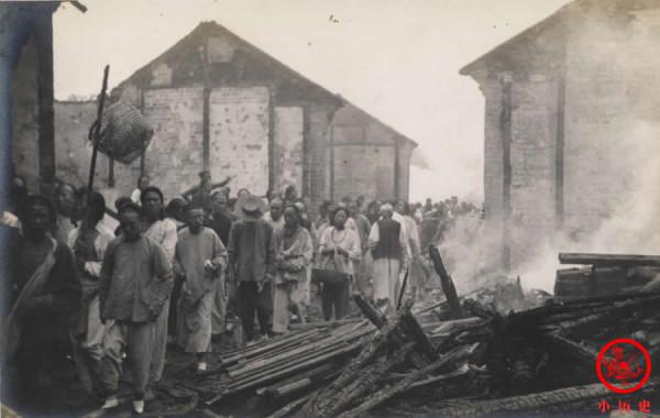 晚清老照片：19歲女孩病癒出院開心到飛起，居民遇大火房倒屋塌