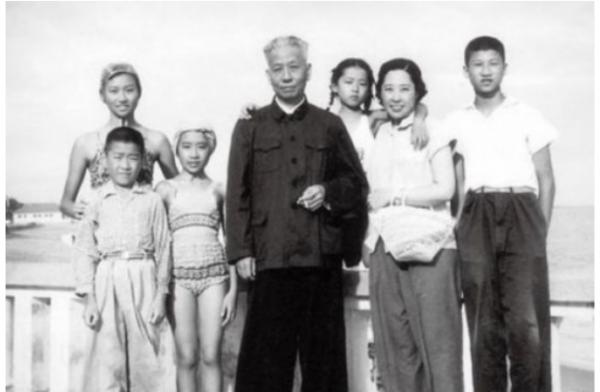 83年王光美重返毛主席故居，臨走留下一句話：您永遠的學生王光美