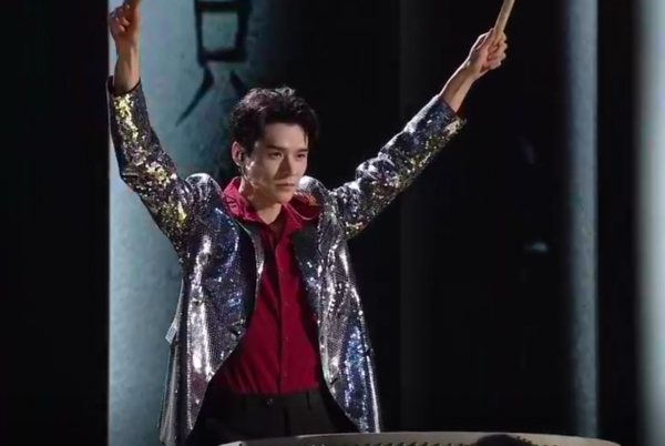 “南北”雙臺跨年：唐嫣美豔、王鷗搶鏡，楊冪眼妝像“發光眼屎”