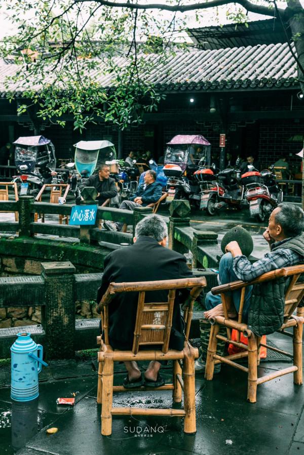 四川人太太太淡定！在“古墓”旁喝茶聊天，2元一杯茶喝得真巴適