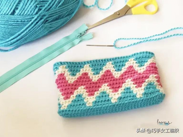 舊衣褲的拉鍊剪下來後，用鉤針戳一圈就有無數的收納