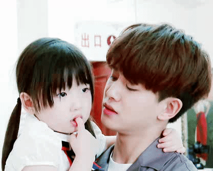 男明星溫柔抱娃,是不是你夢想中老公的樣子 男明星溫柔抱娃,是不是你夢想中老公的樣子