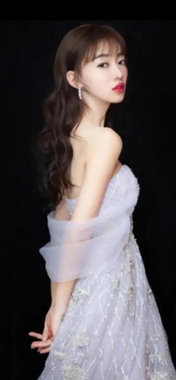 吳謹言，清心靚麗清純脫俗