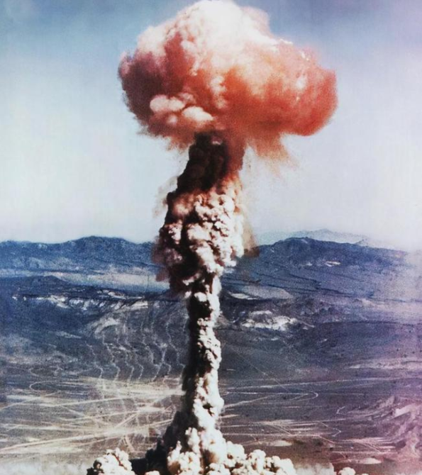 中國首顆原子彈爆炸，鐵道線每25米一個崗哨，解放軍出動三萬多人