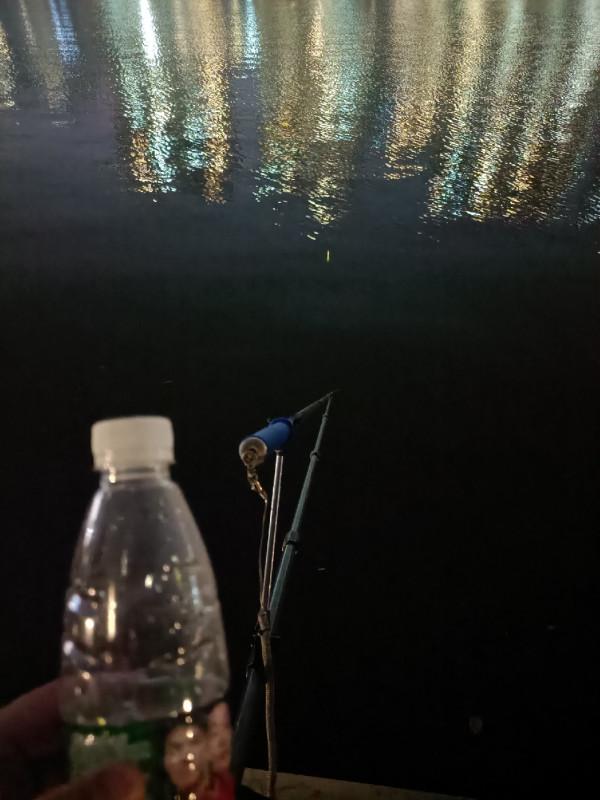 野釣河邊喜獲麥鯪，無人機組合圖案勝比煙火