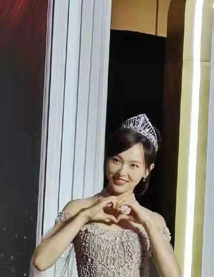 唐嫣真的是公主吧!穿碎鑽仙女裙戴王冠貴氣擋不住,幸福寫在臉上 唐嫣真的是公主吧!穿碎鑽仙女裙戴王冠貴氣擋不住,幸福寫在臉上