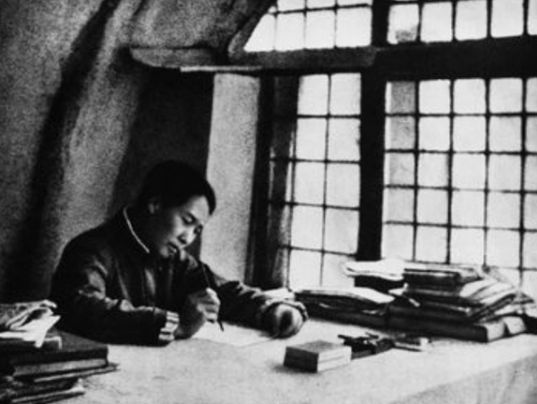 毛澤東嗜茶,尤其愛喝隔夜濃茶,自用茶杯與客人用杯只有一處差別 毛澤東嗜茶,尤其愛喝隔夜濃茶,自用茶杯與客人用杯只有一處差別