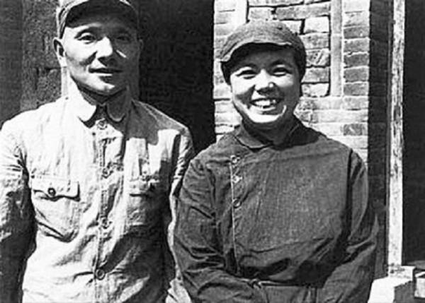 2009年，鄧小平夫人卓琳在京逝世，隔天清晨鄧家衚衕擺滿花圈