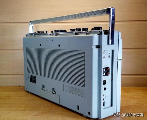 非常漂亮的懷舊經典音響,立體聲收音機錄音機,很酷的木質外觀 非常漂亮的懷舊經典音響,立體聲收音機錄音機,很酷的木質外觀