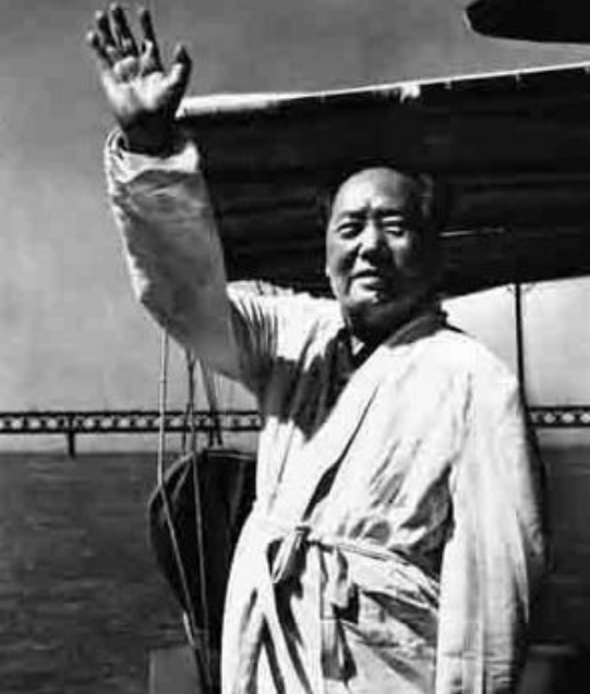 毛主席宴請末代皇帝溥儀吃飯，席間詢問他：你們御膳房的飯好吃嗎