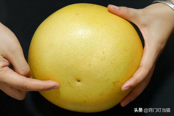 買柚子，挑“尖的”還是“圓的”？教你一招，個個皮薄汁多果肉甜