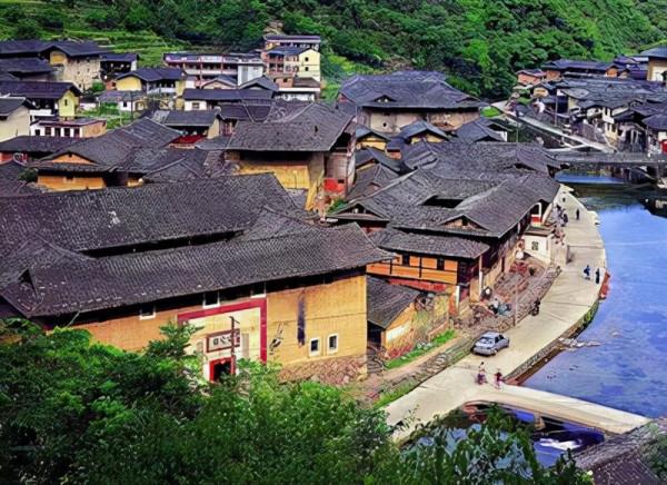 田螺坑村知名建築，造型奇特​稱為​“四菜一湯”，位置絕佳風景優美