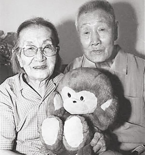 98歲在3年“謊言”中離世：愛妻承諾比他晚離去，不料只能食言