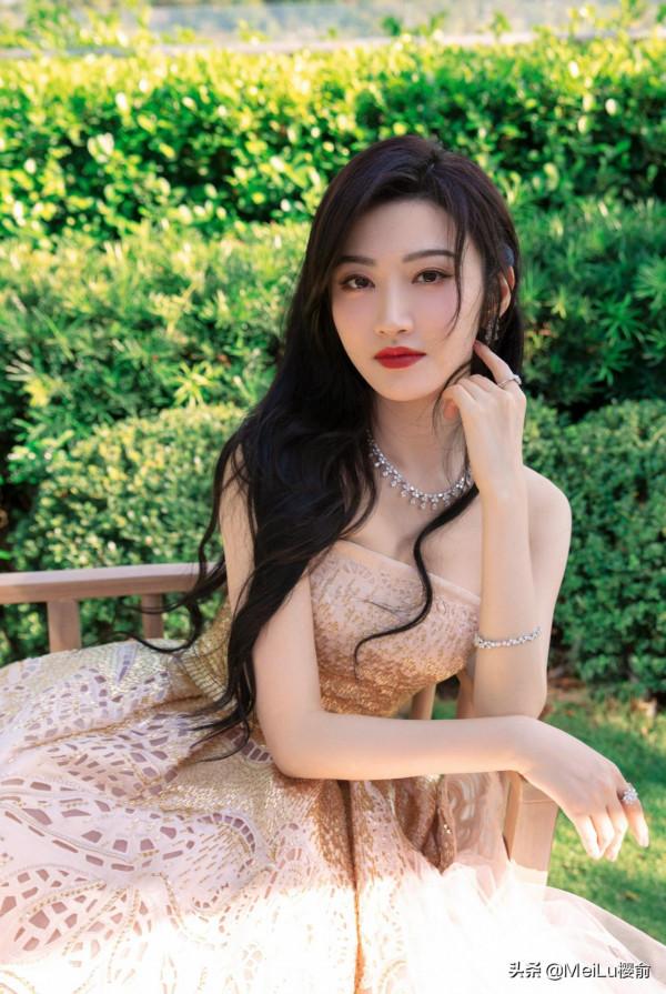 景甜真讓人心動，造型精緻優雅，人間富貴花果然漂亮