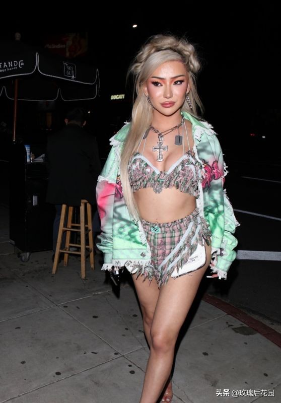 Nikita Dragun穿搭休閒現身街頭，金色長髮盤起魅力十足