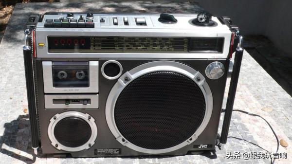 JVC 70年代推出的一款類似於真正的揚聲器,RC-550行動式收錄機 JVC 70年代推出的一款類似於真正的揚聲器,RC-550行動式收錄機