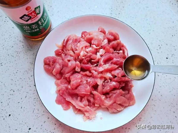 醬香肉絲春捲:肉絲爽滑,醬香入味,卷著吃太香了 醬香肉絲春捲:肉絲爽滑,醬香入味,卷著吃太香了