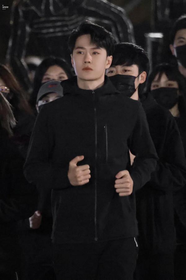 熱搜啦 王一博夜跑