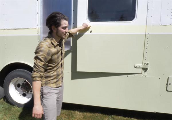 一家四口低價買2001年廢舊大巴，將22㎡空間變成蝸居，生活太幸福